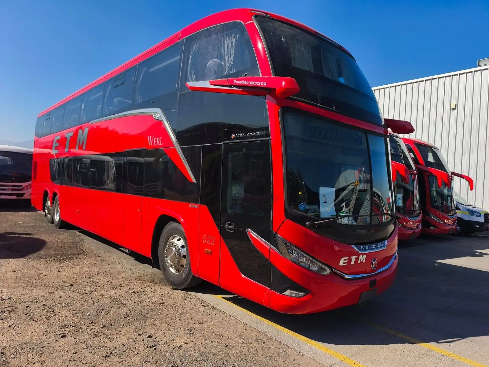 Buses ETM Marcopolo de dos pisos en el terminal